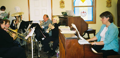 The opening song is Sunday morning, with a brass quintet.
