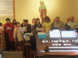 The confirmation choir supports the people, in their singing.