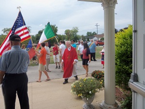 The procession arrives at the San Rocco church building.